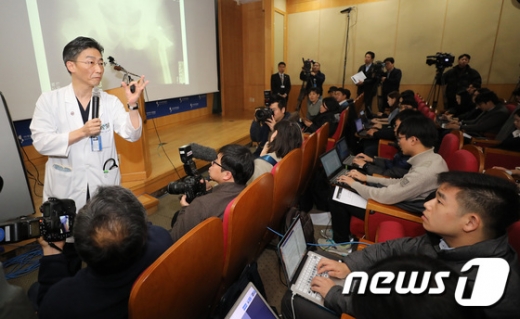 이국종 교수가 22일 귀순한 북한군 병사의 상태에 대한 브리핑을 진행했다. /사진=뉴스1