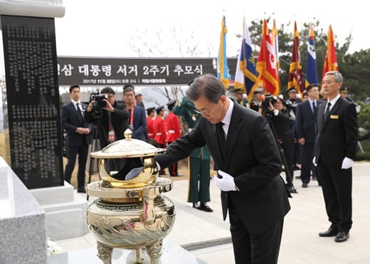 김영삼 전 대통령. 문재인 대통령이 22일 서울 동작구 국립서울현충원 김영삼 전 대통령 묘역에서 참배를 하고 있다. /사진=뉴시스