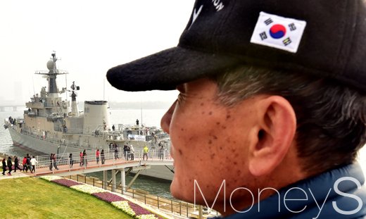 [머니S포토] 추억에 잠긴 서울함 노병