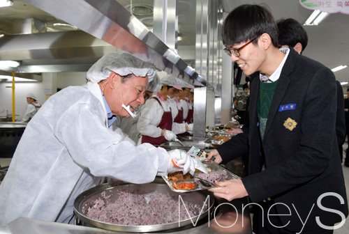 [머니S포토] 배식 봉사로 수험생 격려하는 윤장현 광주시장