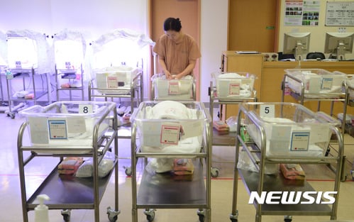 9월 출생아 3만100명 '월간 최소 기록'… 감소율도 15년만에 최대