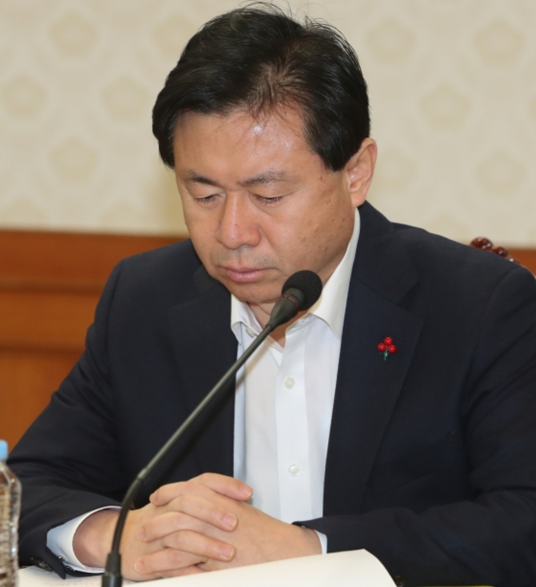 김영춘. 해수부장관. 세월호 유골 은폐. 김영춘 해양수산부 장관이 23일 서울 종로구 정부서울청사에서 열린 국정현안점검조정회의에 참석해 생각에 잠겨 있다. /사진=뉴스1