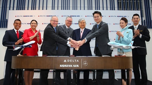 지난 6월23일(현지시간) 미국 L.A윌셔 그랜드 센터에서 태평양 노선 조인트 벤처(Joint Venture) 협정을 체결한 양사 경영진이 기념촬영하고 있다.(오른쪽 세번째부터) 조원태 대한항공 사장, 조양호 한진그룹 회장, 에드 바스티안(Ed Bastian) 델타항공 최고경영자, 스티브 시어(Steve Sear) 델타항공 국제선 사장 및 글로벌 세일즈 전무.