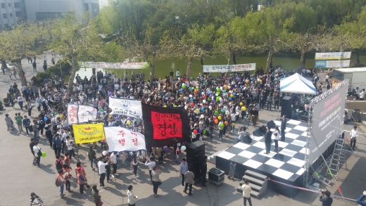 인하대 교수회. 인하대 교수, 학생, 교직원 등 400여명이 지난 5월1일 인하대 학생회관 앞에서 최순자 총장의 퇴진을 요구하는 결의 대회를 열고 있다. /사진=뉴스1