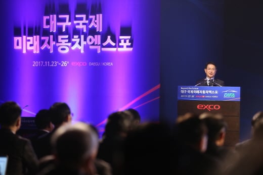 대구 국제 미래 자동차 엑스포에서 기조연설 중인 권문식 부회장 /사진=현대차 제공