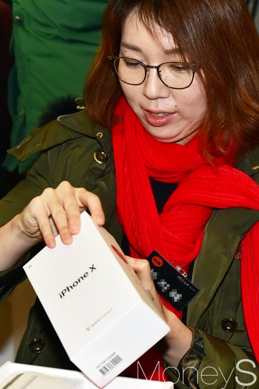 [머니S포토] 기다렸던 아이폰X 받는 순간