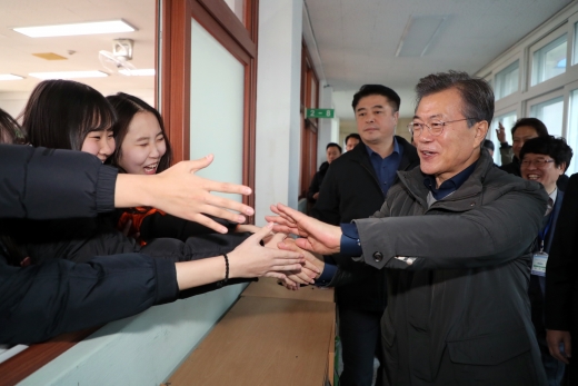 문재인 포항. 문재인 대통령이 24일 경북 포항시 북구 포항여자고등학교를 방문해 학생들과 인사를 하고 있다. /사진=뉴시스