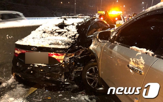 24일 새벽 안산에서 21중 추돌사고가 발생했다. /사진=경기도 재안안전본부 제공