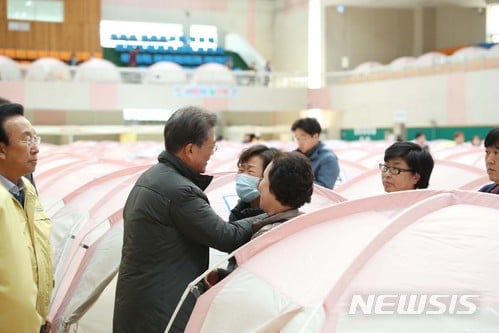 수능 연기 결정에 대한 여론조사 결과 국민 90%가 "잘한 결정"이라고 답했다. 사진은 24일 지진 피해를 입은 포항을 방문한 문재인 대통령. /사진=뉴시스