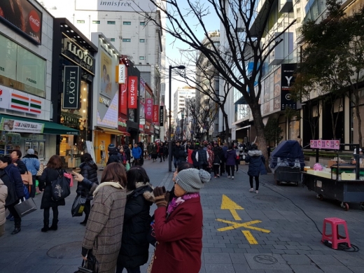 24일 오후 중국인 개별 관광객이 명동거리를 거닐고 있다. /사진=최윤신 기자