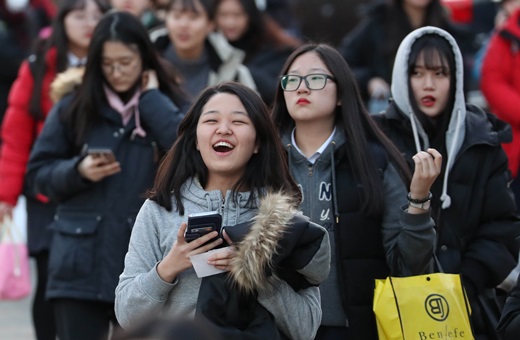 2018학년도 대학수학능력시험(수능)일인 지난 23일 오후 경북 포항시 이동고등학교에서 시험을 마친 수험생들이 시험장을 나서고 있는 모습. /사진=뉴시스 