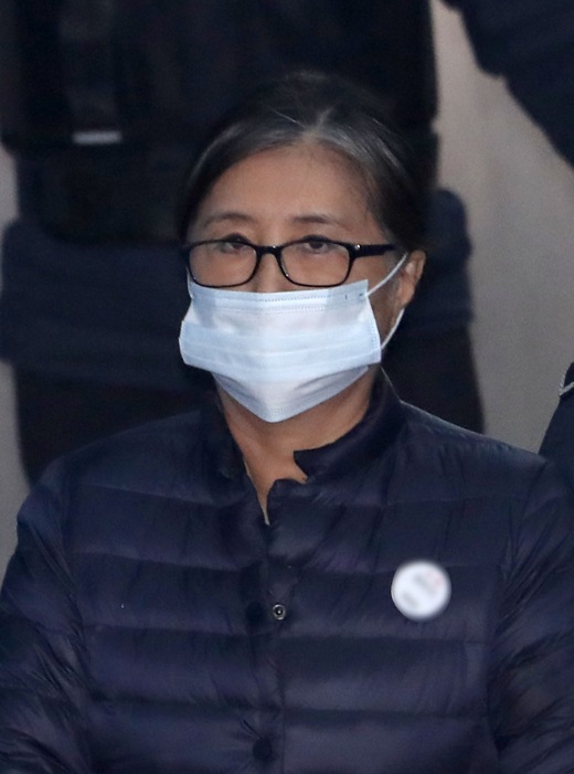 최순실씨가 지난 24일 서울 서초구 서울중앙지방법원에서 열린 공판에 출석하고 있다. /사진=뉴시스