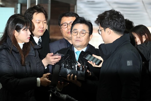 롯데홈쇼핑으로부터 수억원대 뇌물을 받은 혐의를 받고 있는 전병헌 전 청와대 정무수석이 지난 24일 오전 서울 서초구 서울중앙지방법원에서 열린 영장실질심사에 출석하며 취재진의 질문에 답변하고 있다. /사진=뉴시스