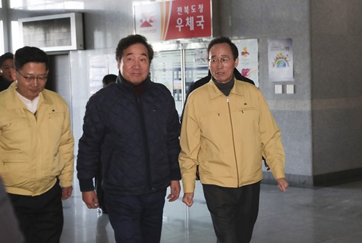 이낙연 국무총리가 25일 AI 방역상황을 점검하기 위해 전라북도 재난안전대책본부를 방문, 송하진 전북지사와 방역대책회의장으로 들어서고 있다. /사진=전북도청