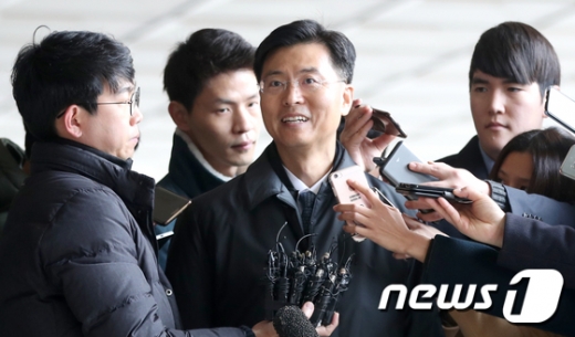 최윤수 전 국정원 2차장이 26일 오전 서울 서초구 서울중앙지검에 피의자 신분으로 출석해 취재진의 질문에 답하고 있다./사진=뉴스1DB