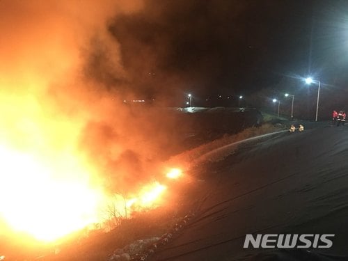 25일 오후 4시 33분께 경북 안동시 수하동 쓰레기매립장에서 원인을 알 수 없는 화재가 발생해 19시간이 지난 지금까지 타고 있다./사진=안동소방서 제공