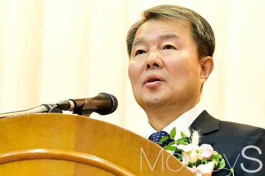 이진성 헌재소장. 이진성 신임 헌법재판소장이 27일 서울 종로구 헌법재판소에서 열린 취임식에서 취임사를 하고 있다. /사진=임한별 기자