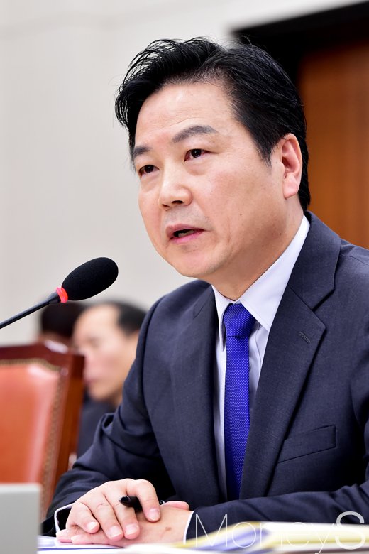홍종학 장관. 홍종학 중소벤처기업부 장관 후보자가 지난 10일 서울 영등포구 국회 산업통상자원중소벤처기업위원회에서 열린 인사청문회에서 의원들의 질의에 답변을 하고 있다. /사진=임한별 기자