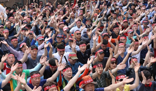 경기도 버스준공영제. 전국자동차노동조합연맹 경기지역노조 관계자들이 지난 9월26일 경기 수원시 수원역 남측 광장에서 열린 광역버스 준공영제 전면 시행 2차 촉구 집회에서 구호를 외치고 있다. /사진=뉴스1