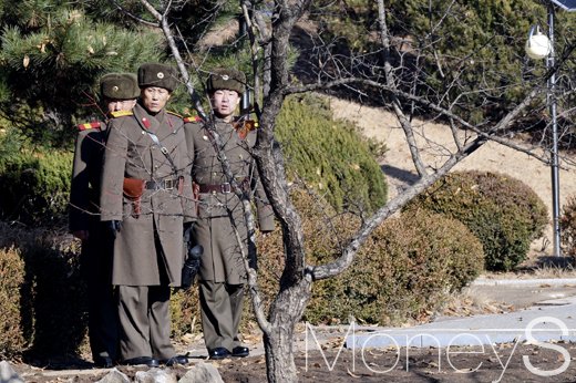 [머니S포토] '판문점 사건 현장 인근' 경직된 표정의 북한군