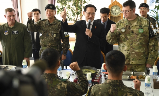 송영무. 송영무 국방부 장관이 27일 판문점 공동경비구역(JSA)을 방문해 장병들과의 오찬에서 인사말을 하고 있다. /사진=뉴스1(사진공동취재단)