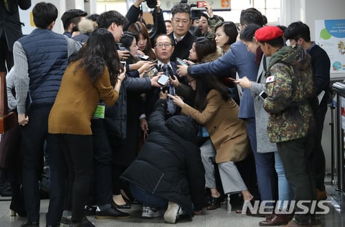 박근혜 전 대통령이 재판 재개 후 잇따라 불출석하면서 궐석재판 가능성이 높아졌다. 박근혜 전 대통령 국선변호인단의 조현권 변호사가 27일 오전 서울 서초구 서울중앙지방법원에서 취재진 질문에 답하고 있다. /자료사진=뉴시스