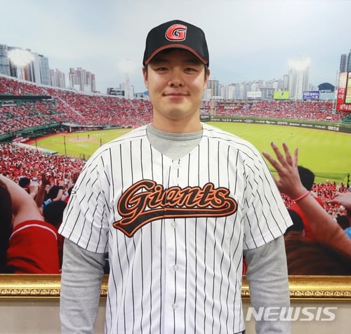 민병헌이 롯데 자이언츠와 4년 80억원 계약을 맺었다. /사진=뉴시스