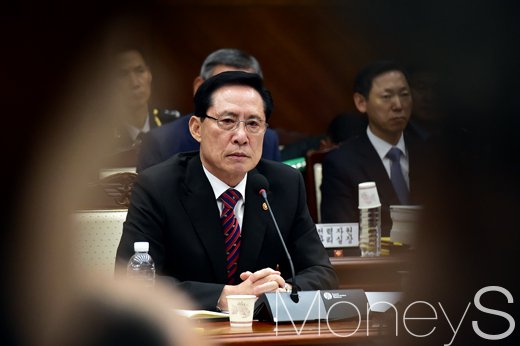 송영무. 송영무 국방부 장관이 지난 12일 서울 용산구 국방부에서 열린 국회 국방위원회의 국방부 국정감사에 참석하고 있다. /사진=임한별 기자