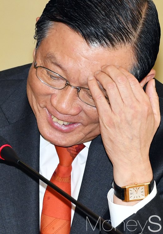[머니S포토] 멋쩍은 웃음 짓는 박삼구 회장