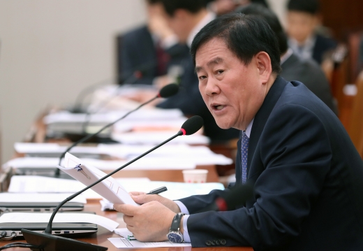 최경환 의원. 최경환 자유한국당 의원이 지난달 30일 서울 영등포구 국회 외교통일위원회에서 열린 외교부 등에 대한 종합 감사에서 질의를 하고 있다. /사진=뉴스1