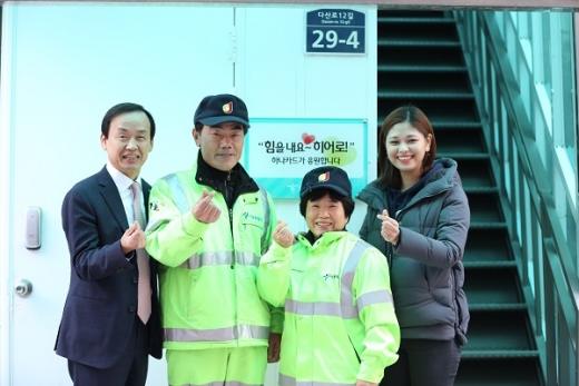 정수진 하나카드 대표(맨 왼쪽)가 서울시 중구청 소속 환경미화원들과 함께 쉼터 리뉴얼을 마친 후 기념촬영을 하고 있다. /사진=하나카드