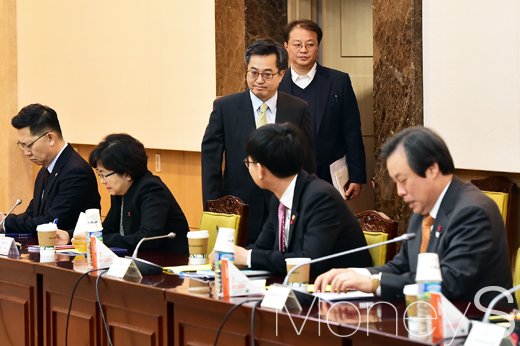 [머니S포토] 경제장관회의 참석한 김동연