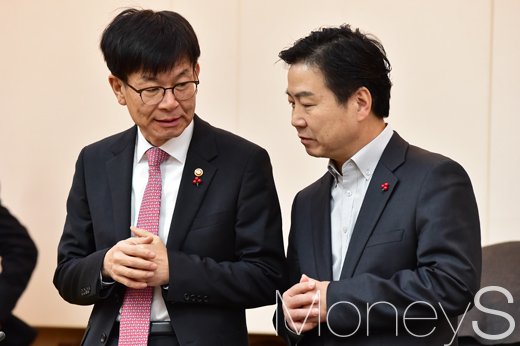 [머니S포토] 귀엣말 나누는 김상조-홍종학