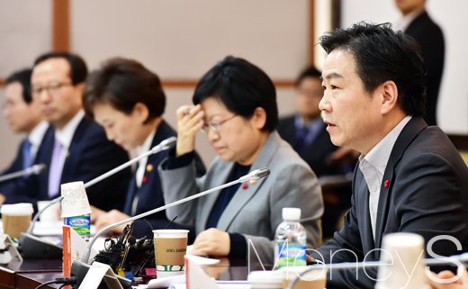 [머니S포토] 경-장관회의서 인사말 하는 홍종학 장관