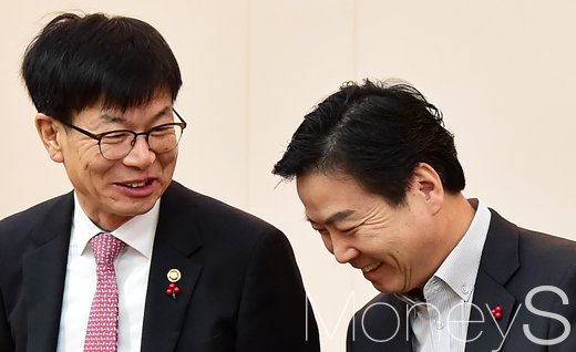 [머니S포토] 미소 머금은 김상조-홍종학
