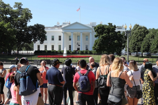 지난 6월28일(현지시간) 미국 워싱턴 백악관 앞에서 관광객들이 기념 촬영을 하고 있다. /사진=뉴시스(AP 제공)