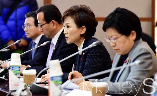[머니S포토] 김현미 장관, 