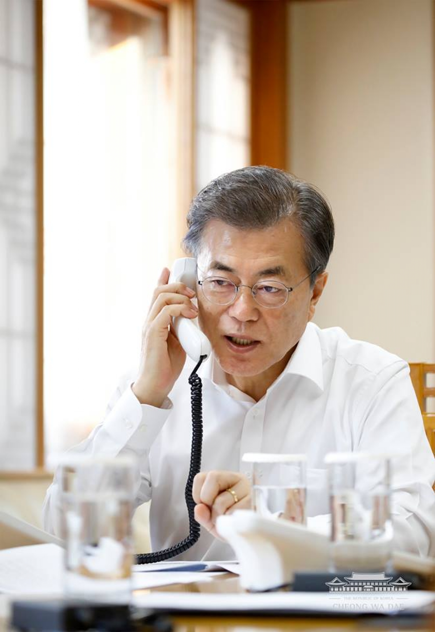 트럼프와 통화. 北미사일 발사. 문재인 대통령이 29일 오전 서울 종로구 청와대에서 도널드 트럼프 미국 대통령과 전화 통화를 갖고 북한의 탄도미사일 발사에 따른 대응 방안을 논의하고 있다. /사진=청와대 제공