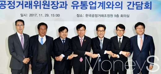 [머니S포토] '기업 킬러' 김상조, 유통업계와 상생협력방안 논의
