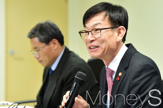[머니S포토] 유통사업자단체와의 간담회에서 모두발언 중인 김상조 위원장
