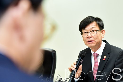 [머니S포토] 중간유통업체 불공정 거래 근절 방안 관련 발언하는 김상조 위원장
