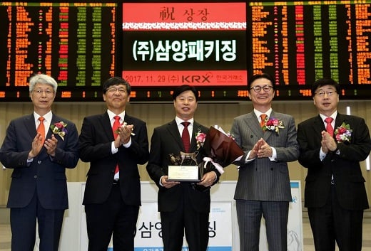 삼양패키징 이경섭 대표 (가운데) 가 29일 한국거래소에서 열린 상장기념식에서 상장기념패를 받고 기념 촬영을 하고 있다. /사진=삼양그룹