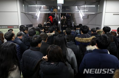 30일 지하철 9호선 노조가 파업에 돌입한 가운데 출근길 출입문 고장 사고로 운행이 지연됐다. /사진=뉴시스