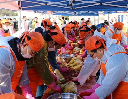 지난 2일 장시권 대표를 비롯한 한화시스템 임직원 및 가족 100여명이 경북 상주보육원을 찾아 ‘사랑 나눔 김장축제’ 행사를 진행하고 있는 모습. /사진=한화시스템