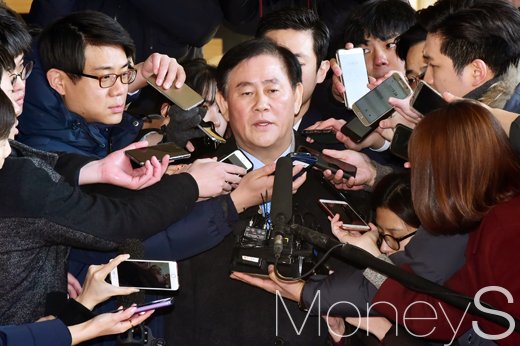 오늘 검찰 출석. 최경환 자유한국당 의원이 6일 서울 서초구 서울중앙지검에 도착해 취재진의 질문에 답변하고 있다. /사진=임한별 기자