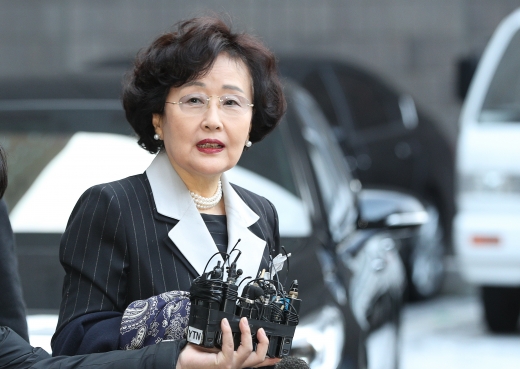 김명자. 김명자 한국과학기술단체총연합회 회장이 6일 서울 서초구 서울중앙지검에 출석해 취재진의 질문에 답변하고 있다. /사진=뉴스1