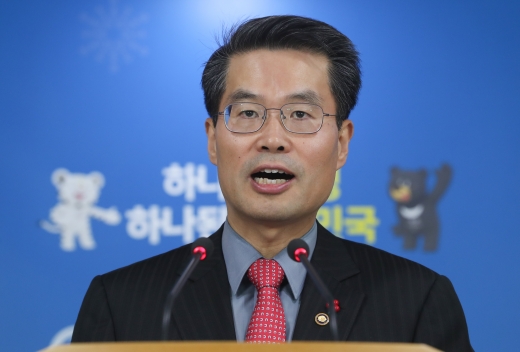 박경호 국민권익위원회 부위원장이 6일 서울 종로구 정부서울청사에서 기자회견을 열고 573개 공공기관에 대한 2017년 청렴도 측정 결과를 발표하고 있다. /사진=뉴스1