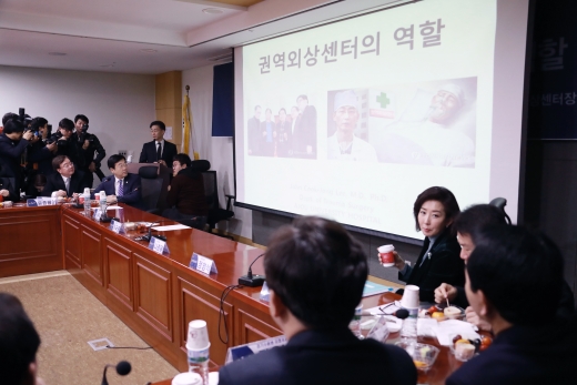 이국종 아주대학교병원 경기남부권역 중증외상센터 센터장이 7일 오전 서울 영등포구 국회의원회관에서 나경원 자유한국당 의원 주최로 열린 '포용과 도전' 조찬 세미나에 참석해 '권역외상센터의 역할'을 주제로 강연을 하고 있다. /사진=뉴스1