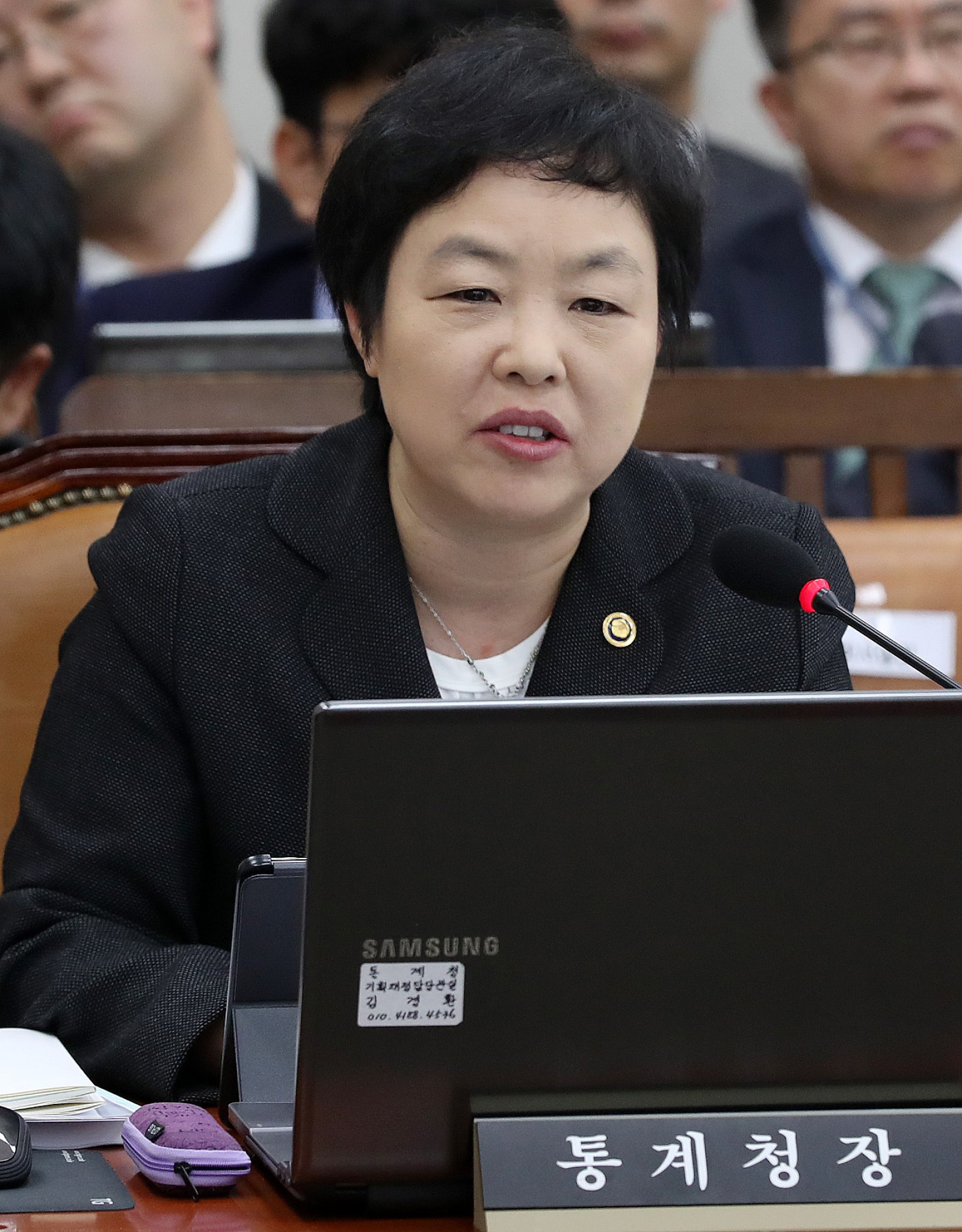황수경 통계청장이 지난달 7일 서울 영등포구 국회에서 열린 기획재정위 전체회의에 출석해 의원들 질의에 답하고 있다. /사진=뉴스1