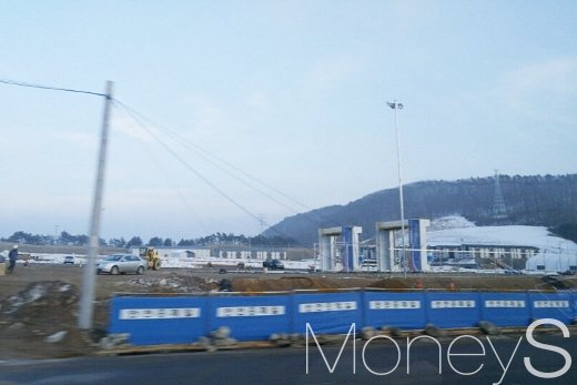 경기장 주변은 원래 벌판이었던 곳에 여러 시설이 들어섰다. /사진=박찬규 기자